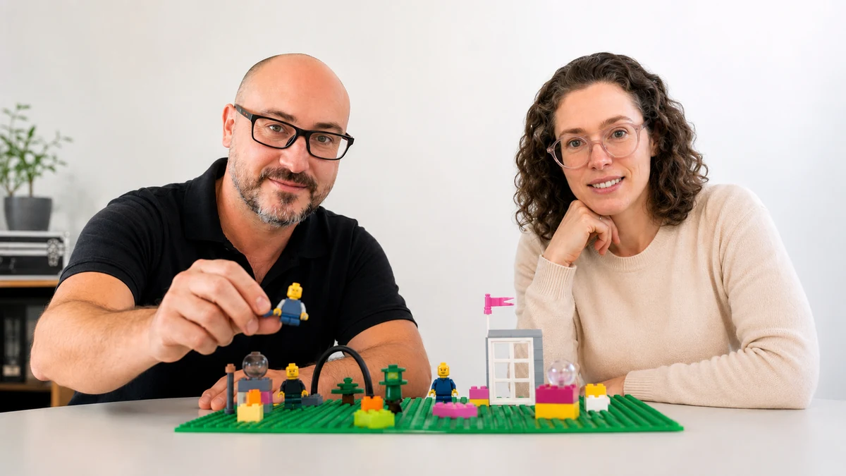 Robert Lux und Dr. Katarina Kleinschmidt mit LEGO® Serious Play® Modell im Workshopkontext