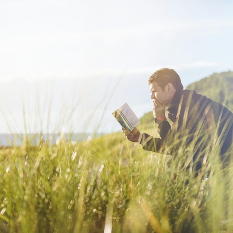 Eine Person liest ein Buch in der Natur Eine Person liest ein Buch in der Natur